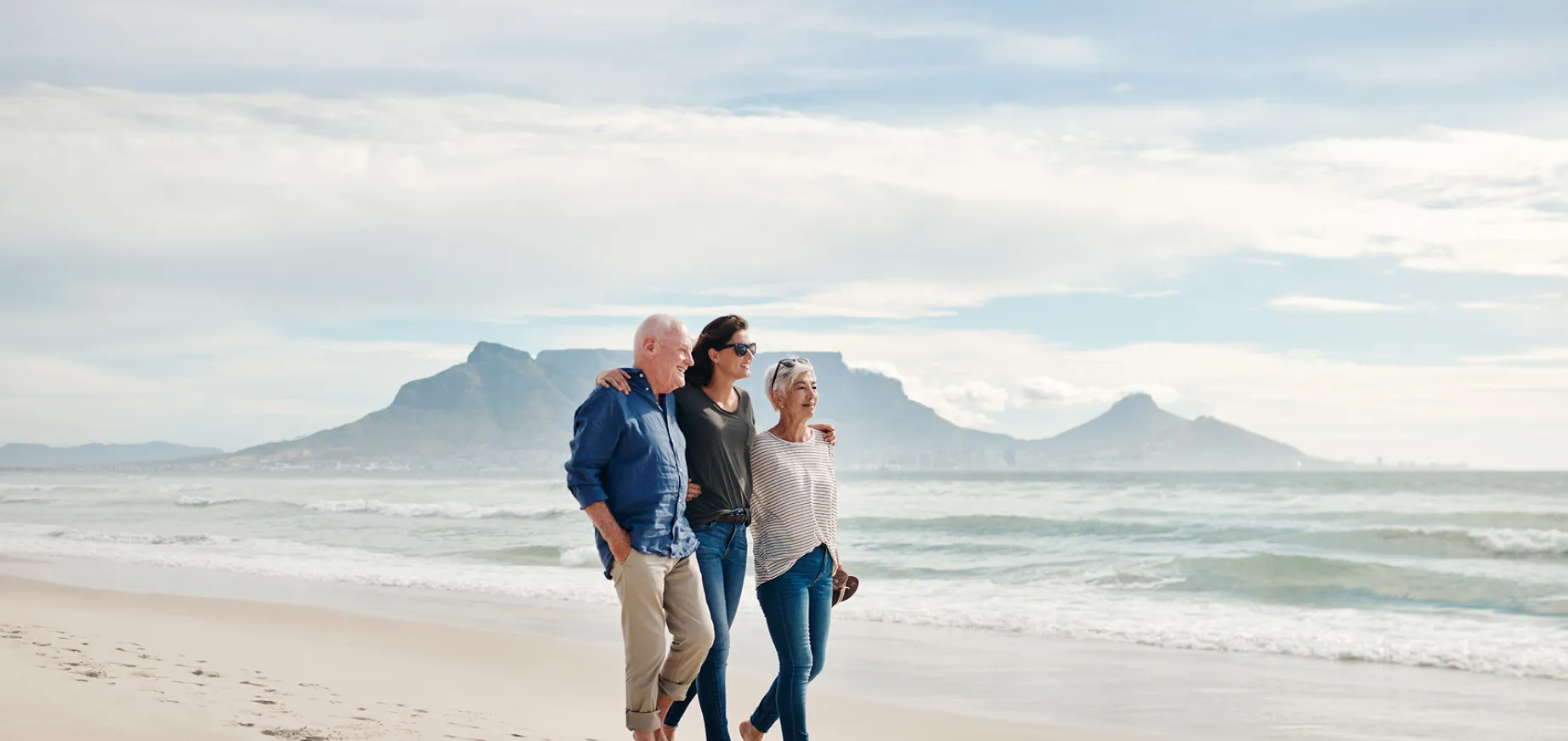 Familia caminando al aire libre promoviendo la salud y bienestar