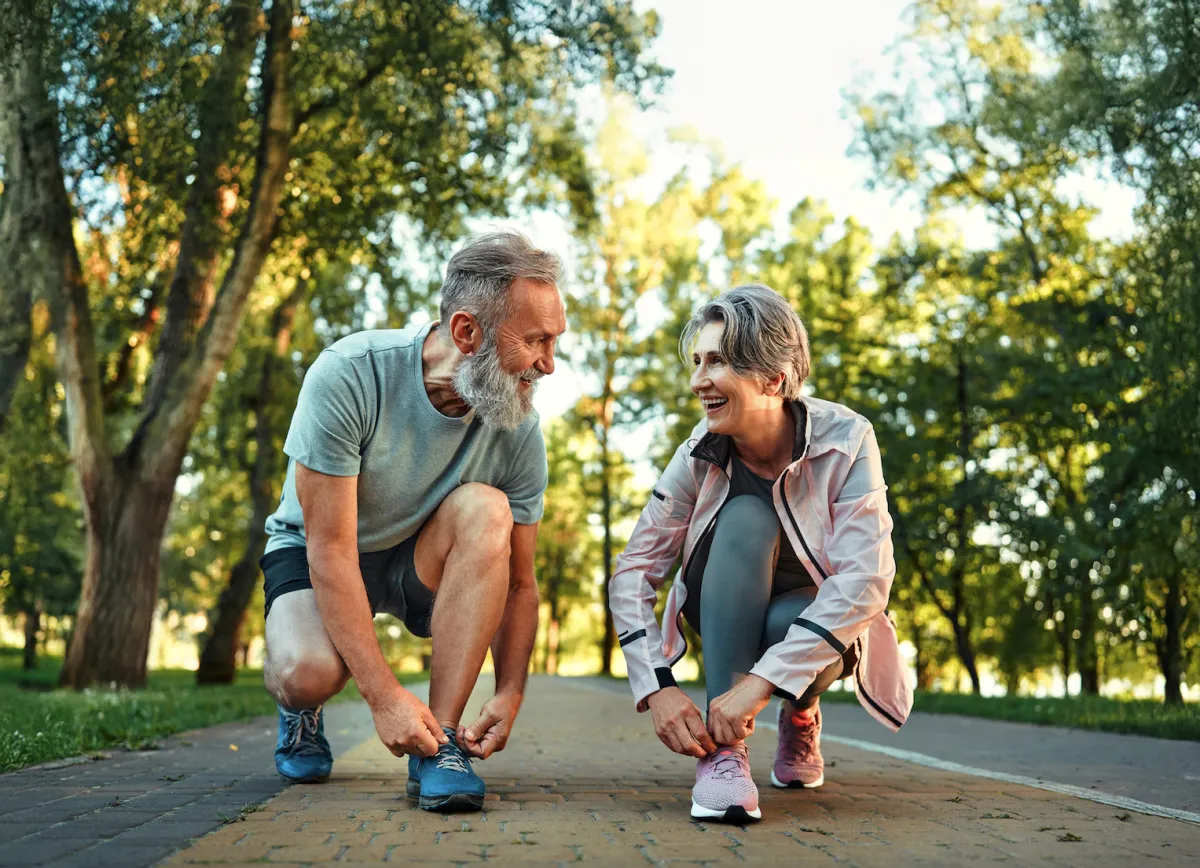 Pareja adulta haciendo deporte