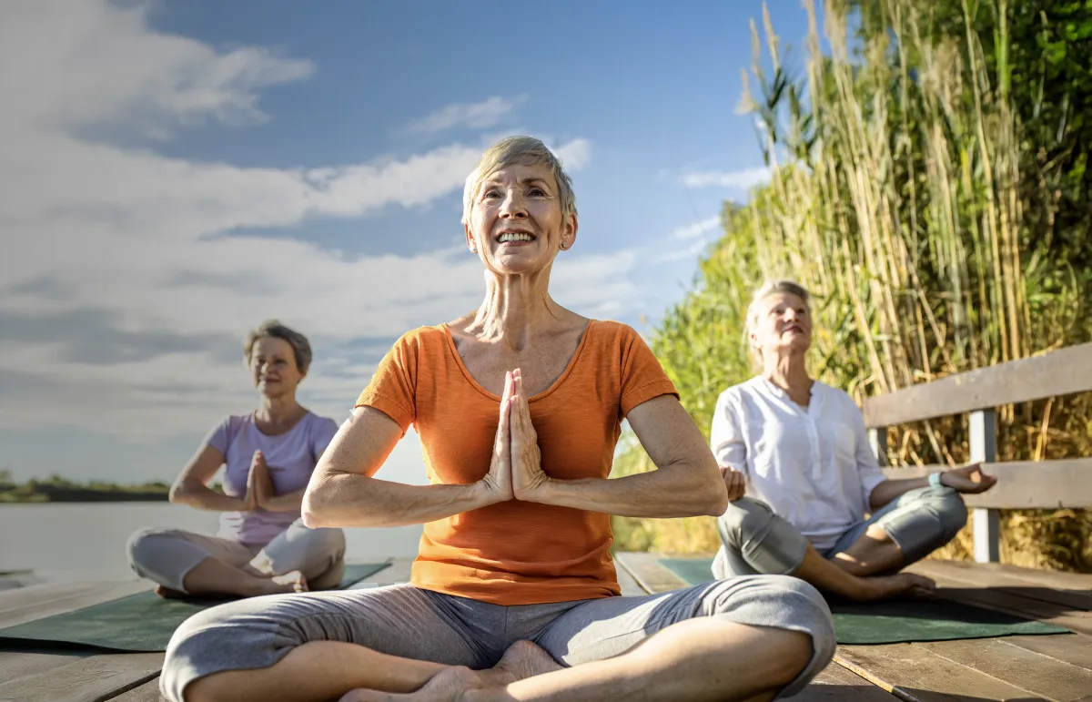 Mujeres haciendo yoga