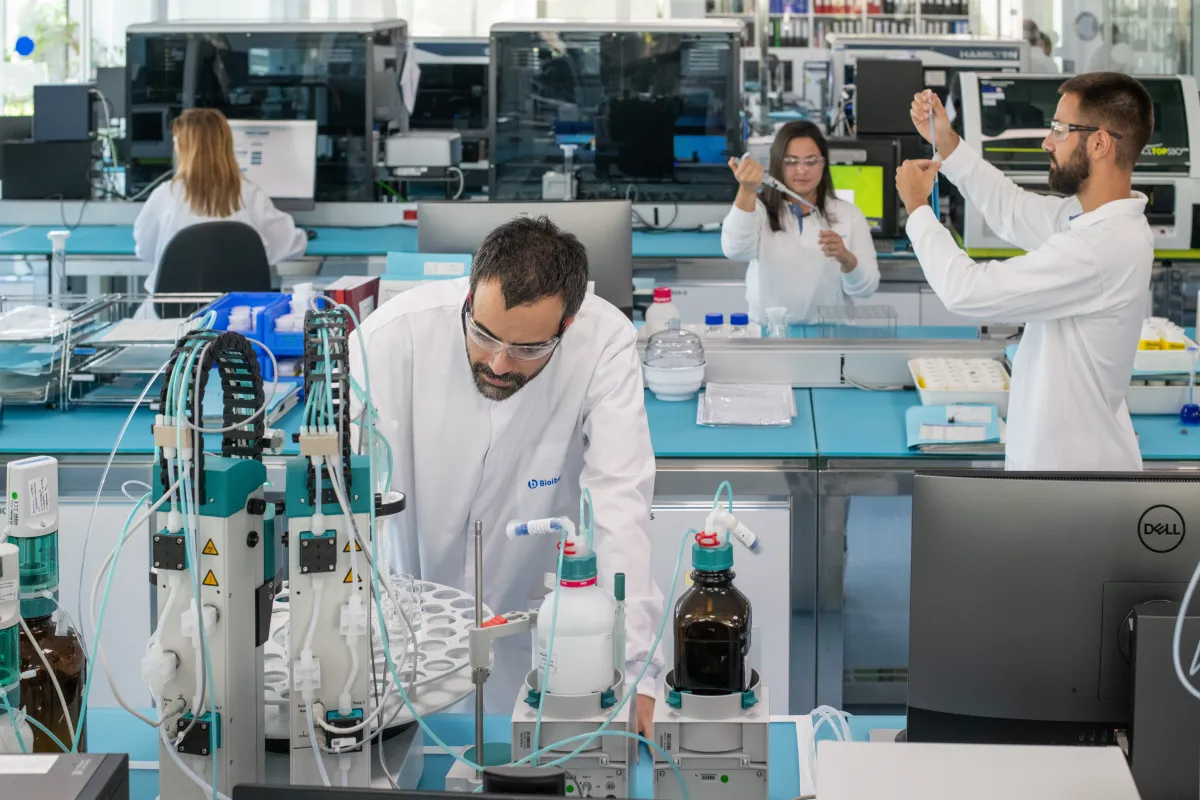 Técnicos especializados trabajando en laboratorio de ingredientes nutracéuticos