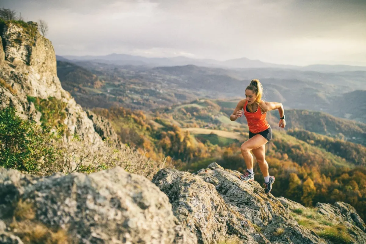 Mujer corriendo por las montañas
