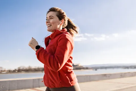 Mujer corriendo activamente en la playa, vida saludable y bienestar
