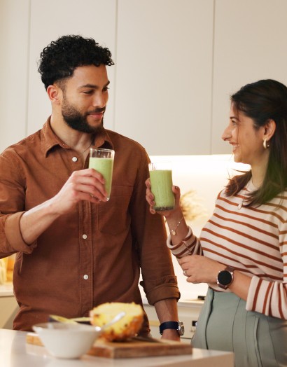 Pareja tomando un zumo