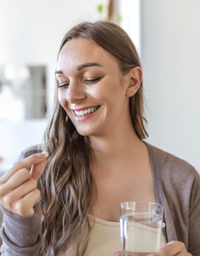 mujer joven tomando vitaminas