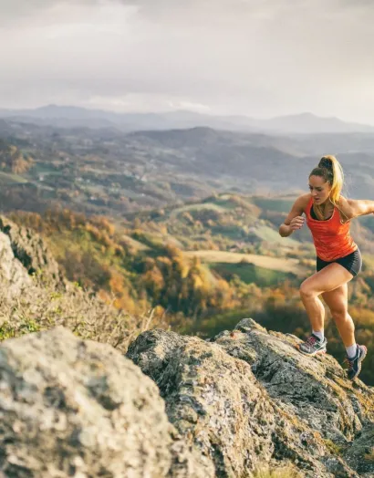 Mujer corriendo por las montañas
